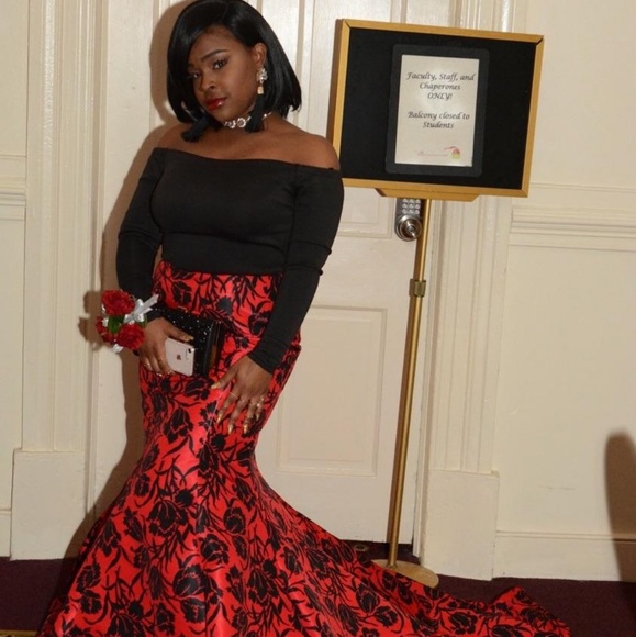 Beautiful 2 piece prom gown - Picture 2 of 4